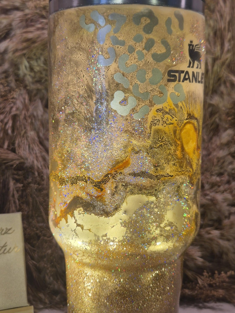 Handveredelter Stanley® Quencher (40oz) – Epoxidharz Glitzer Tumbler im Wildlife-Design