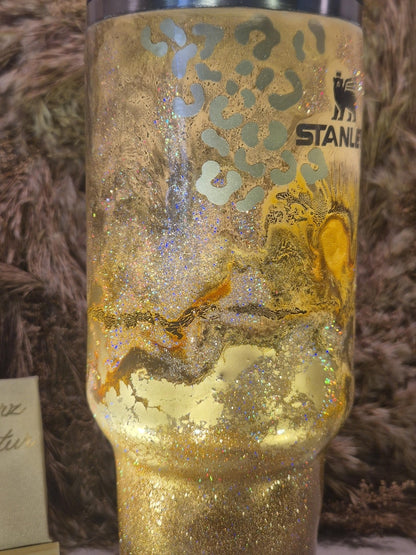Handveredelter Stanley® Quencher (40oz) – Epoxidharz Glitzer Tumbler im Wildlife-Design