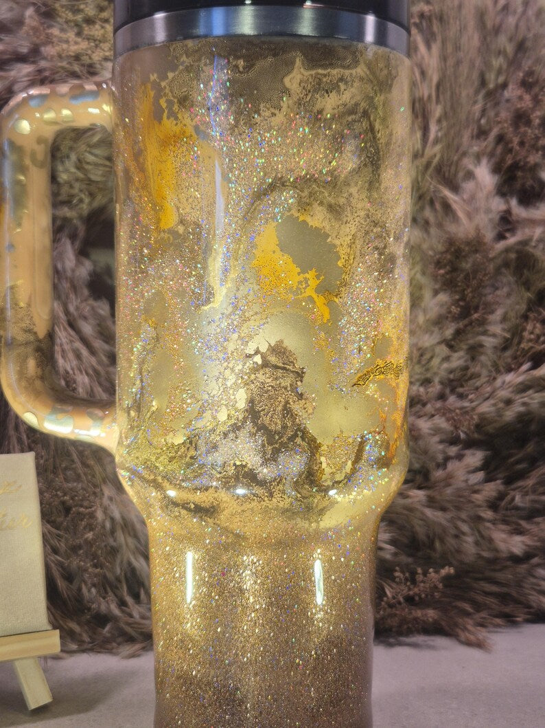 Handveredelter Stanley® Quencher (40oz) – Epoxidharz Glitzer Tumbler im Wildlife-Design