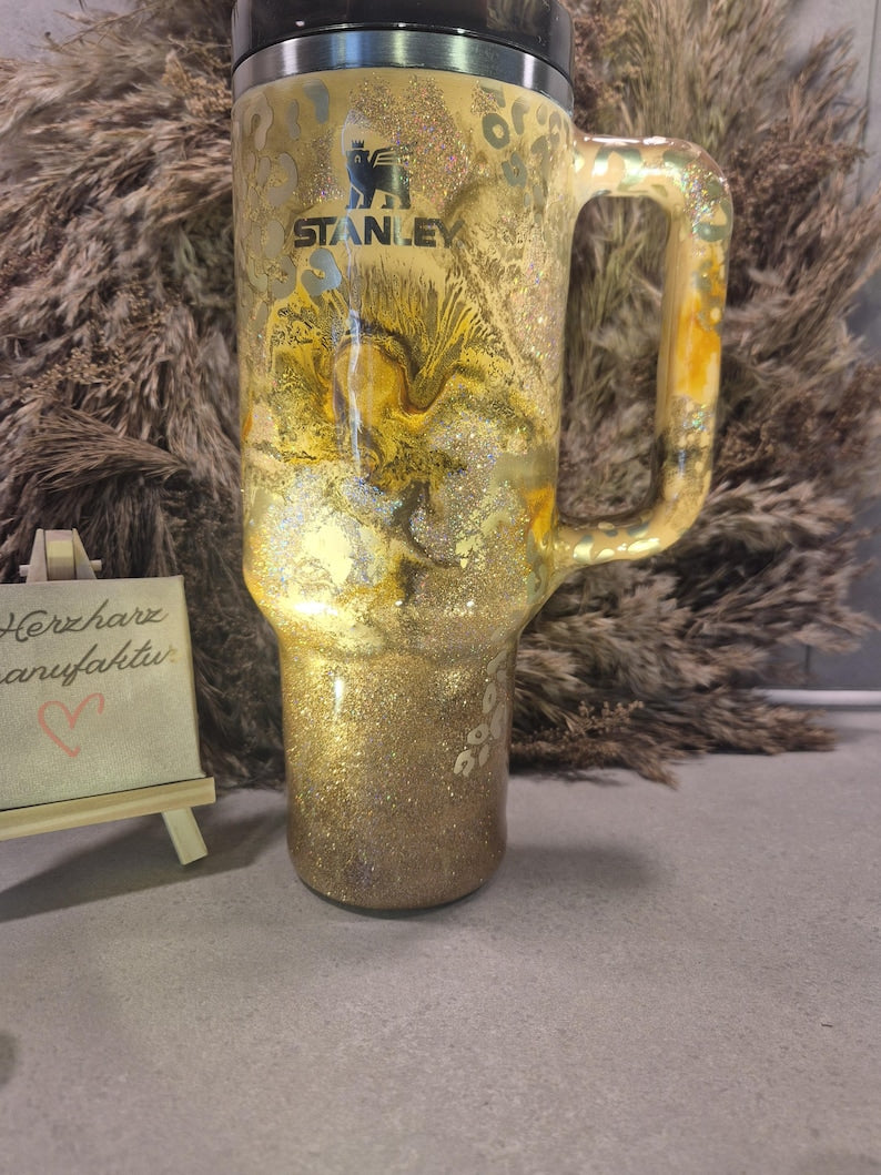 Handveredelter Stanley® Quencher (40oz) – Epoxidharz Glitzer Tumbler im Wildlife-Design