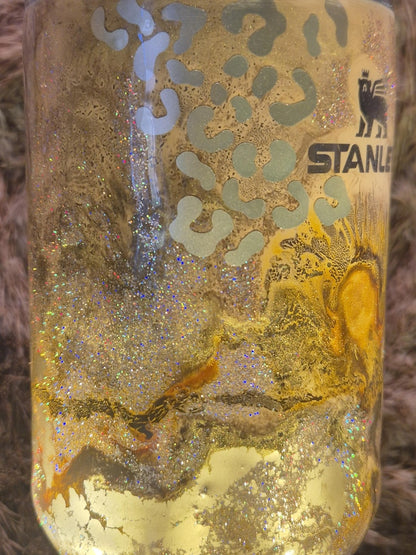 Handveredelter Stanley® Quencher (40oz) – Epoxidharz Glitzer Tumbler im Wildlife-Design