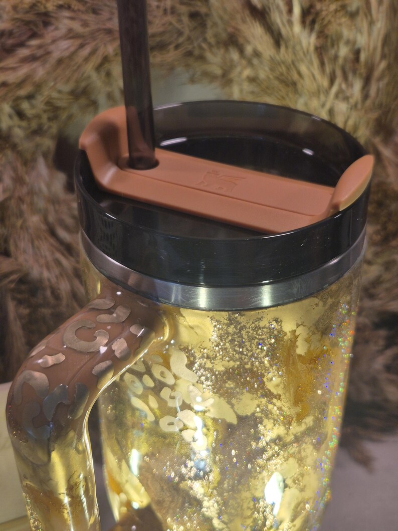 Handveredelter Stanley® Quencher (40oz) – Epoxidharz Glitzer Tumbler im Wildlife-Design