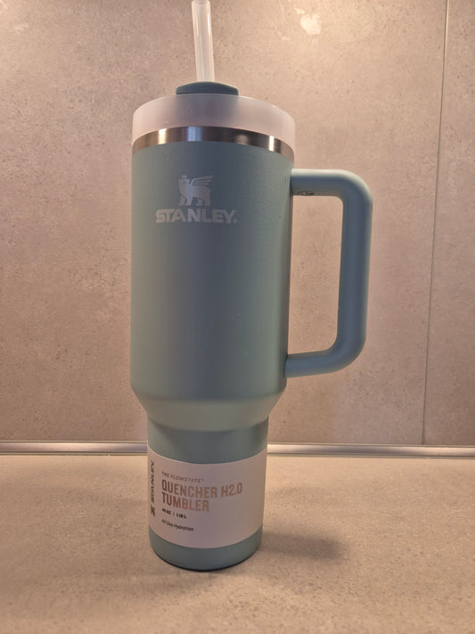 Stanley® Quencher H2.0 FlowState™ Tumbler 1,18 L / 40 oz in der Originalfarbe Blue Sky.
