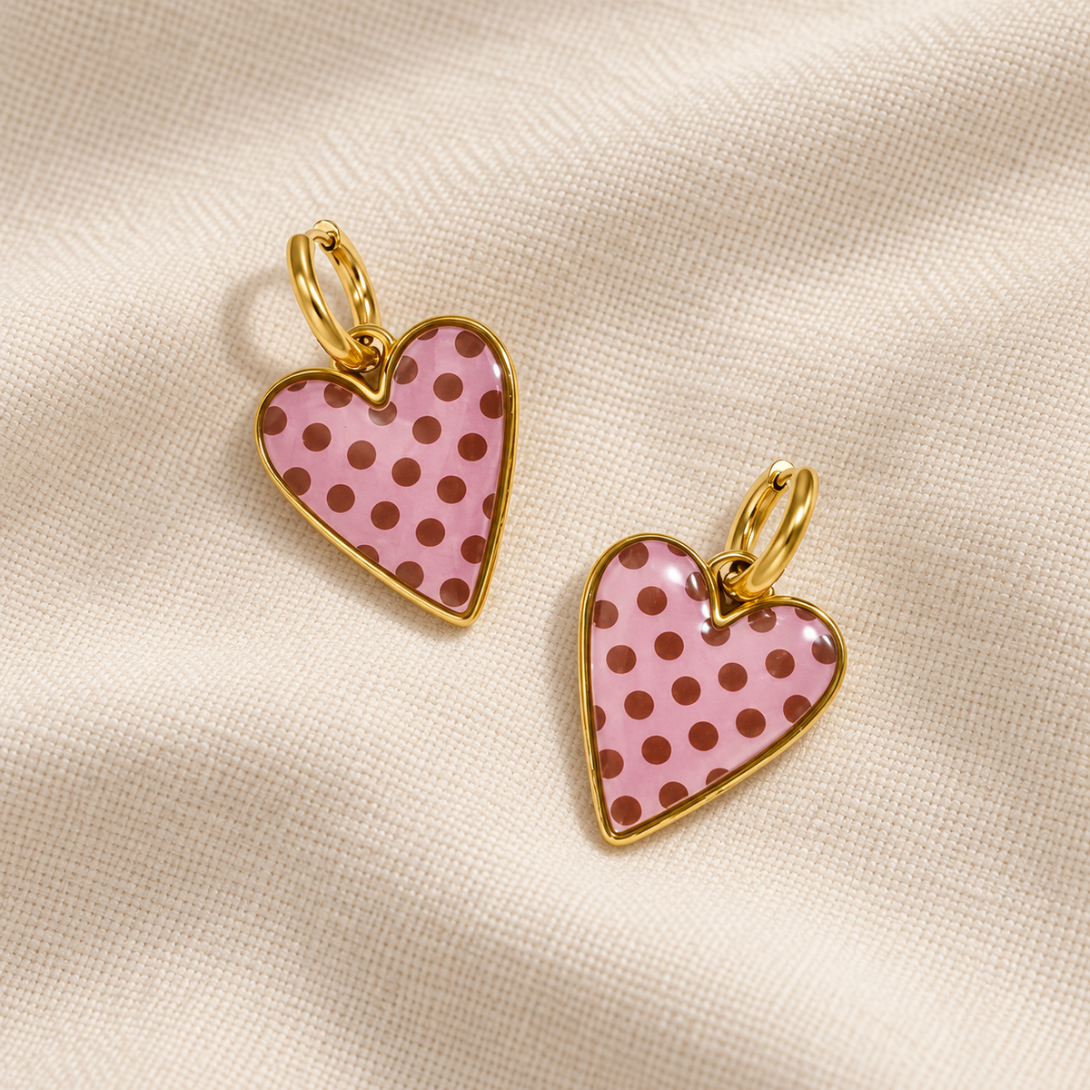 Herzohrringe in Rosa mit braunen Punkten und goldfarbenen Edelstahl-Creolen