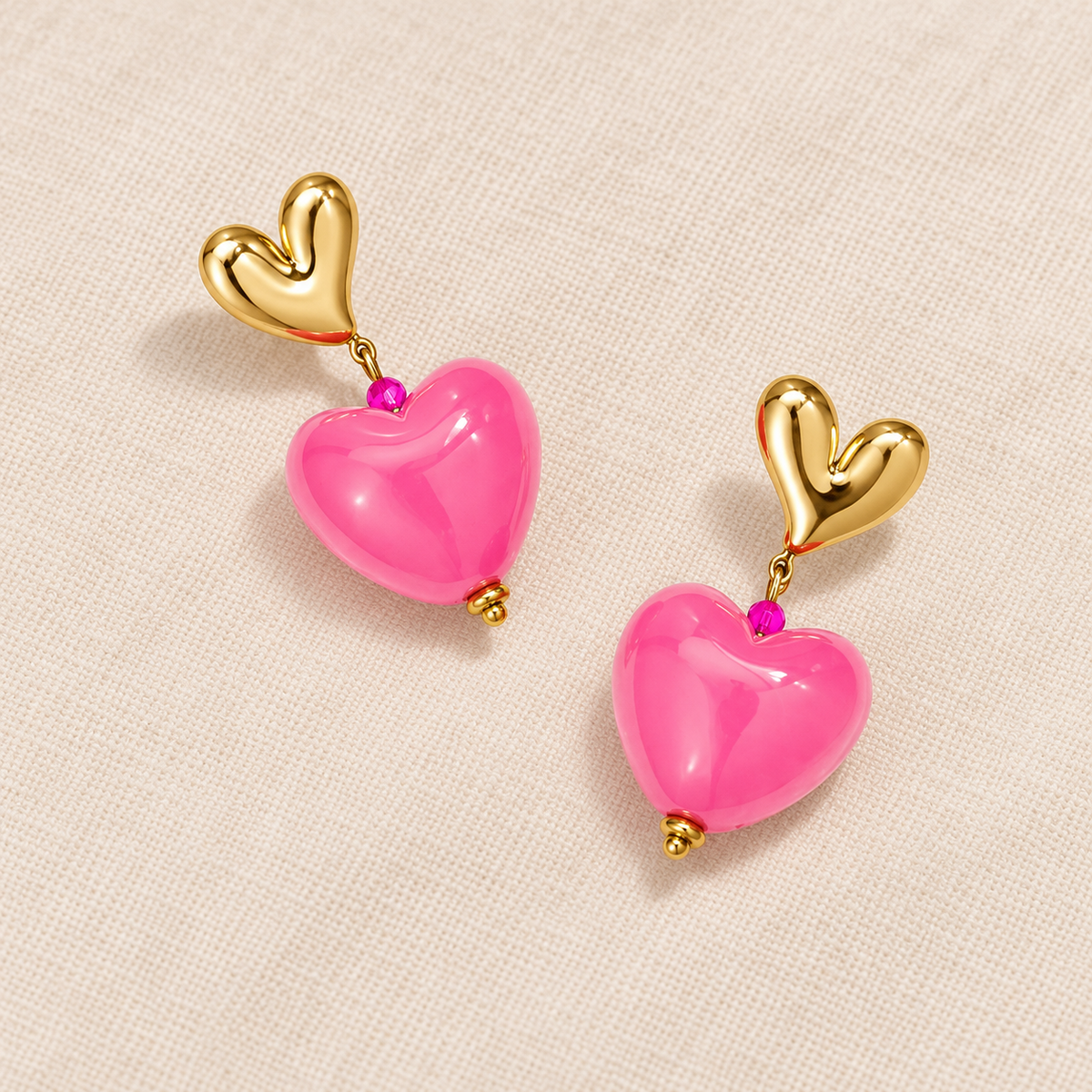 Herzohrringe in Pink und Goldoptik – Edelstahl mit glänzenden Acrylherzen