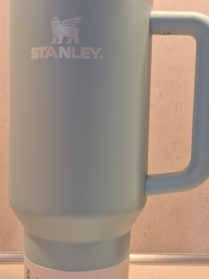 Stanley® Quencher H2.0 FlowState™ Tumbler 1,18 L / 40 oz in der Originalfarbe Blue Sky.